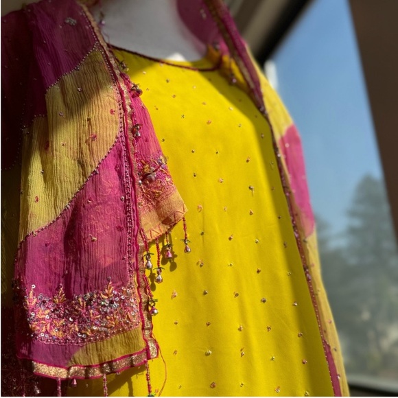 Bright Yellow & Pink Embellished Salwar Suit – Size M | Brand New 3-Piece Set - Picture 2 of 8
